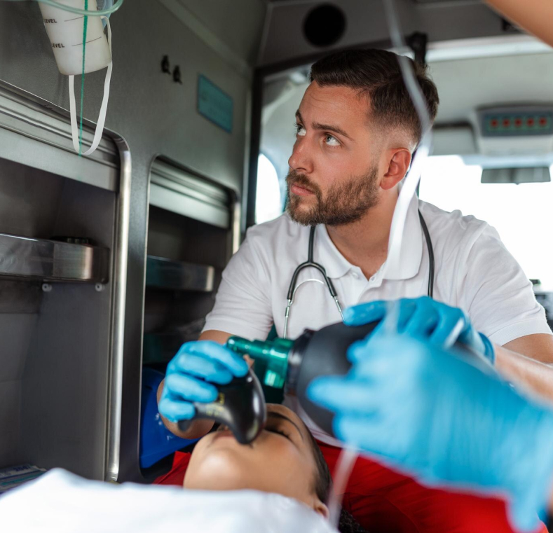 Profesional de emergencias realizando procedimientos médicos en una ambulancia