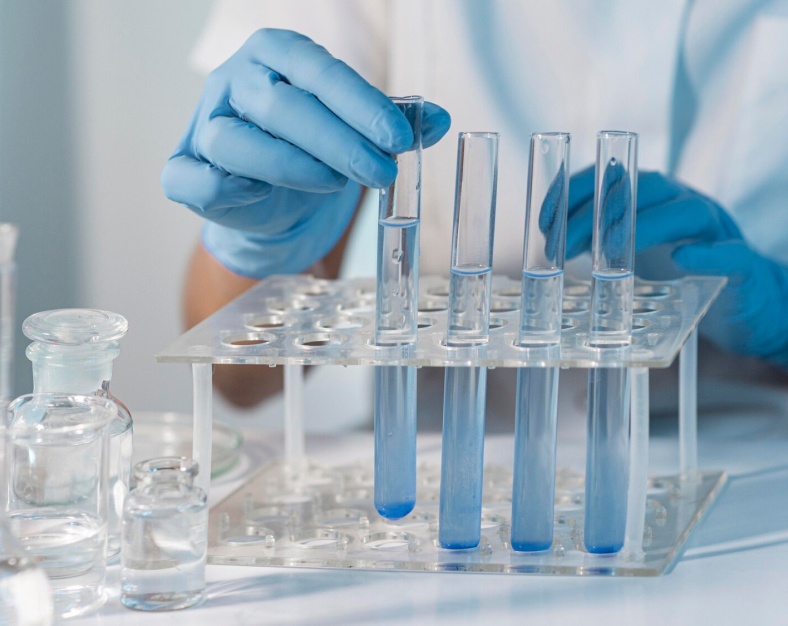 Investigador realizando pruebas científicas con tubos de ensayo en un laboratorio