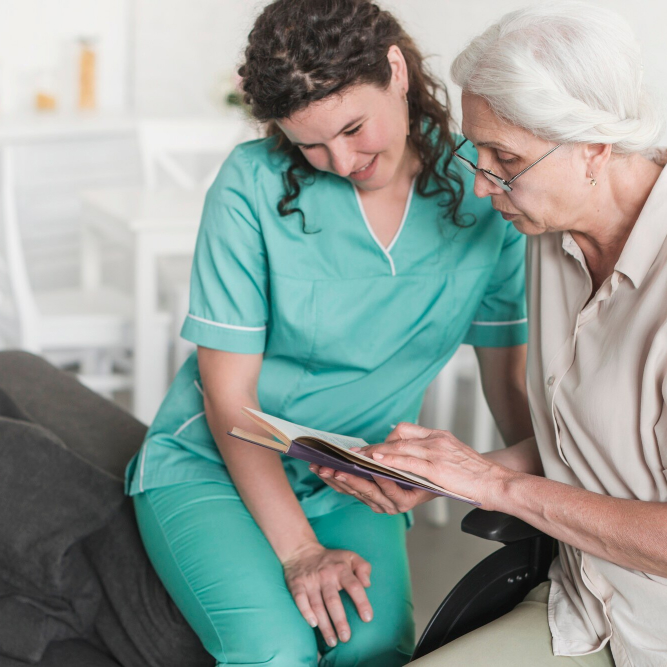 Profesional de salud explicando información médica a una paciente anciana