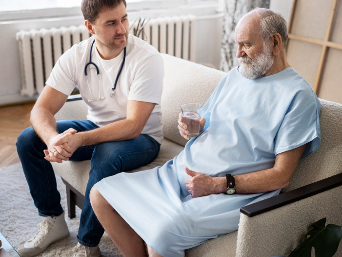 Cuidador médico visitando a un paciente mayor en su hogar para proporcionar asistencia