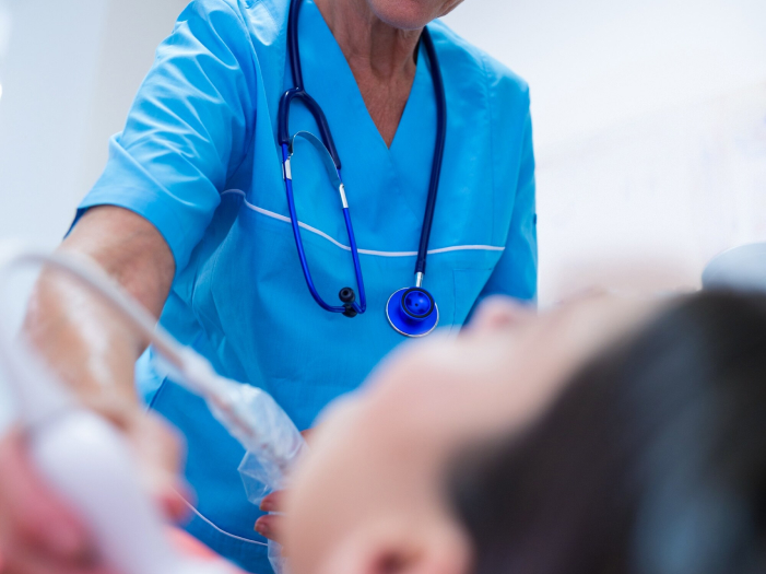 Profesional de salud monitoreando a un paciente conectado a una máquina de respiración